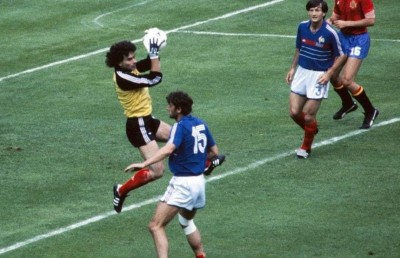 ޔޫރޯގެ ހަނދާނެއް؛ ފައިނަލް މެޗުގެ ކުރިން ފްރާންސްގެ ކީޕަރު ކުއްލިއަކަށް ގެއްލުން