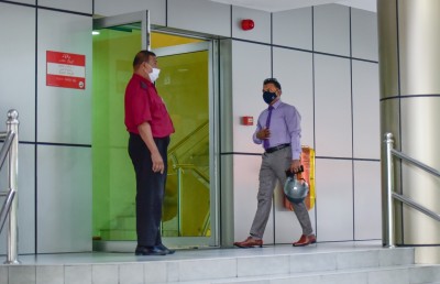 އާދިއްތަ ދުވަހުން ފެށިގެން ސަރުކާރު މުވައްޒަފުން އޮފީހަށް ނުކުންނަން އަންގައިފި