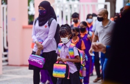 އަލުން ސްކޫލަށް، ތިބީ އުފަލުން ފޮޅިފައި