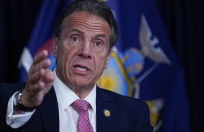 ޖިންސީ ފުރައްސާރައިގެ ތުހުމަތާ ހެދި ނިއު ޔޯކް ގަވަރުނަރު އިސްތިއުފާ ދެއްވައިފި