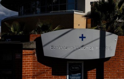 އޮސްޓްރޭލިއާ މީހަކު ޑޮކްޓަރަކަށް ހެދިގެން އަށް މަސް ވަންދެން އުޅެފި