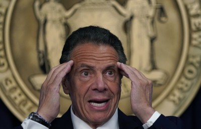 ޖިންސީ ފުރައްސާރައިގެ ތުހުމަތާ ހެދި ނިއު ޔޯކް ގަވަރުނަރު އިސްތިއުފާ ދެއްވައިފި