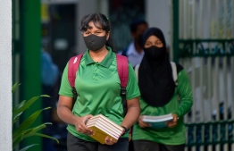އަލުން ސްކޫލަށް، ތިބީ އުފަލުން ފޮޅިފައި