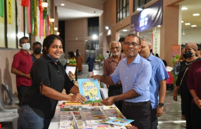 ރައީސް ނަޝީދު، އެމްއެންޔޫގެ ފޮތް މައުރަޒަށް ޒިޔާރަތް ކުރައްވައިފި