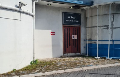 ރިސޯޓެއްގައި ވަޅިއެއް ހިފައިގެން މުވައްޒަފަކަށް އިންޒާރު ދިން މީހަކު ޖަލަށް