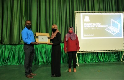 މަންދު ކޮލެޖުގެ ދަރިވަރުންނަށް އެ ކޮލެޖުން ލެޕްޓޮޕް ހަދިޔާކޮށްފި