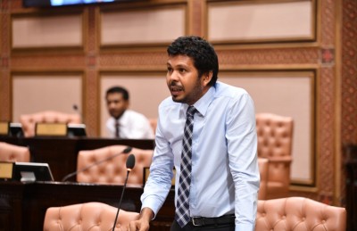 ފަޅުރަށްތަކުގެ ބާރު ދޭން ޖެހޭނީ ކައުންސިލްތަކަށް: އަފީފު