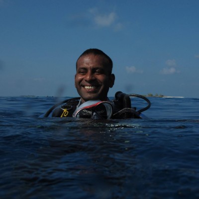 ވެށީގެ ދިފާއުގައި ވަޒީފާ ގުރުބާންކުރި އިގްބާލު، 'ތިމާވެށީގެ ހީރޯ' އަކަށް