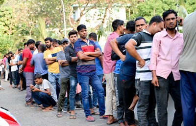 އަމިއްލަ އަށް ވިޔަފާރި ހިންގާ ބިދޭސީން ފެނުނު، އެންމެން ޑީޕޯޓްކޮށްލާނެ: އިމިގްރޭޝަން