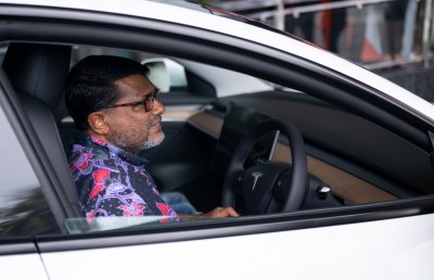 ނަސީބުވެރިޔާއާ ދިރާގުން ޓެސްލާ ކާރު ހަވާލުކޮށްފި