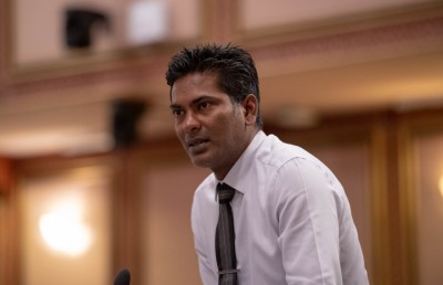 ރާއްޖެ އޮތީ ނާށިގަނޑު ހިފައިގެން ލާރި ހޯދަން ދާ ހާލަތުގައި: ފަޒުލް