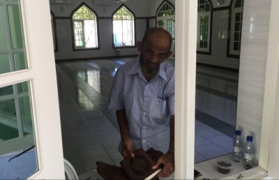 އަޅާލާނެ މީހަކު ނެތި، މިސްކިތުގައި ނިދައި ކައިބޮއެ ހަދާތާ އެތައް އަހަރެއް!