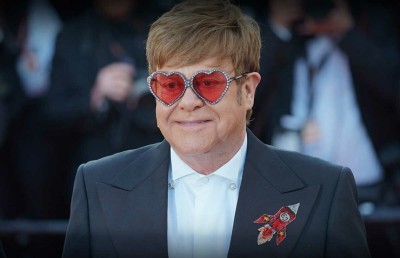 އެލްޓަން ޖޯން ފިހާރައެއްގެ ތެރެއަށް ކުޑަކަމުގޮސްފި