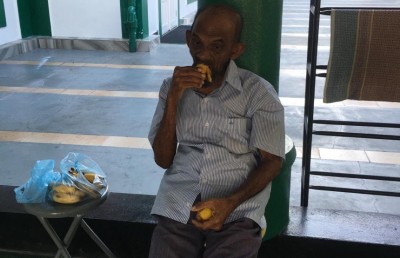 އަޅާލާނެ މީހަކު ނެތި، މިސްކިތުގައި ނިދައި ކައިބޮއެ ހަދާތާ އެތައް އަހަރެއް!