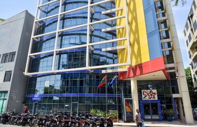 ވަގަށް ސިގިރޭޓް އެތެރެކުރި މައްސަލާގައި ކަސްޓަމްސްގެ އޮފިސަރަކު ސަސްޕެންޑު ކުރި