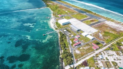 އެއާޕޯޓު މުވައްޒަފަކު ޕޮޒިޓިވްވެ، މާފަރު އެކީ ބިރުވެރިކަމެއްގެ ތެރެއަށް!