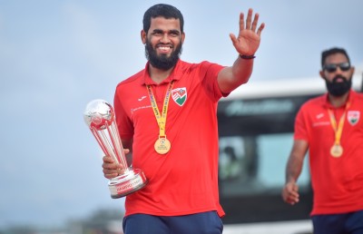 އަކޫ އަށް ތައުރީފް، ދަގަނޑޭ އަށް އަލުން ކެޕްޓަން ބޭންޑް؟!