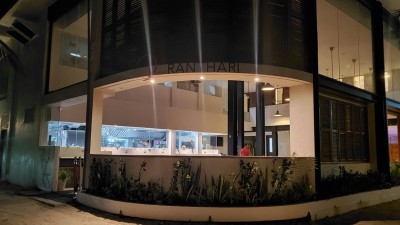 ރައްޔިތުން މުޒާހަރާ ކުރުމުން، އުކުޅަހުގައި ބެހެއްޓި ކްރިސްމަސް ގަސް ނަގައިފި