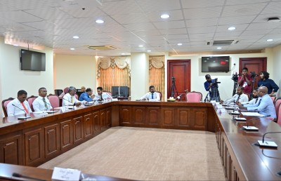 މިނިސްޓަރު ހައިދަރާއި އިސްވެރިން ކޮމިޓީއަށް ހާޒިރު ނުވުމުން މެމްބަރުންގެ ނުރުހުން!