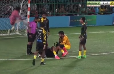 ފުވައްމުލައް މުބާރާތުގައި ސަޕޯޓަރަކު ދަނޑަށް އަރައި ރެފްރީ އަށް ހަމަލާދީފި
