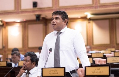ދިރިނޫޅެވޭ ވަރުގެ ތަންތަނުގައި އުޅޭ މީހުންނަށް ގޯތި ދިނުމުގެ ވައުދު ފުއްދަން ގޮވާލައި މަޖިލީހަށް މައްސަލައެއް