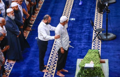 ކުރީގެ ރައީސް އިބޫގެ މަންމާފުޅުގެ ކަށުނަމާދުގައި އިމާމަކަށް ލޯފަން ދަރިކަލުން