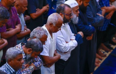 ކުރީގެ ރައީސް އިބޫގެ މަންމާފުޅުގެ ކަށުނަމާދުގައި އިމާމަކަށް ލޯފަން ދަރިކަލުން