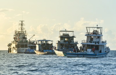 ދެކުނުގައި މަސް ގަންނަ ހަތަރު ބޯޓެއް ފެލިވަރުގެ ދަށަށް ބަދަލުކޮށްފި