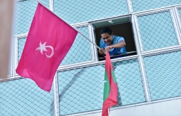 ގޭގައި ހުންނަވައިގެން ޔާމީން މުޒާހަރާގައި ބައިވެރިވެ ވަޑައިގެންފި