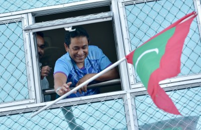 ހުކުމެއްގައި ހުންނެވި ޔާމީން އެއްވުމުގައި ބައިވެރިވެވަޑައިގަތުމުން ފިޔަވަޅު އަޅަނީ