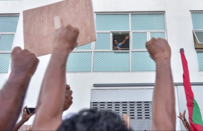 ގޭގައި ހުންނަވައިގެން ޔާމީން މުޒާހަރާގައި ބައިވެރިވެ ވަޑައިގެންފި