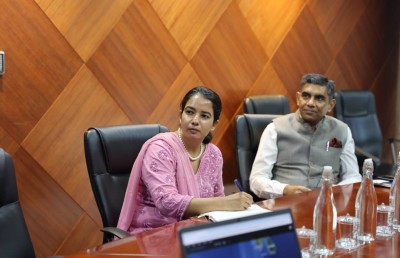 ޓޫރިޒަމް ދާއިރާއިން ގުޅުން ބަދަހިކުރަން މިނިސްޓަރު، އިންޑިއާ ސަފީރާ ބައްދަލުކުރައްވައިފި