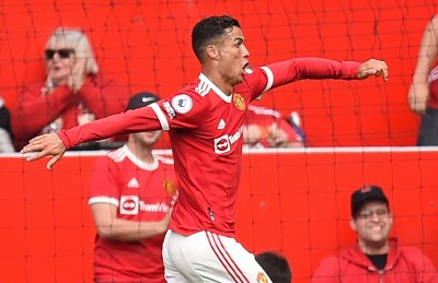 ރޮނާލްޑޯގެ ދެ ލަނޑުން އޯލްޑް ޓްރެފޯޑް އަލުން ކައްކުވާލައިފި