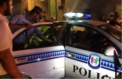 މީހުންނަށް އޮޅުވާލައިގެން ގެންގޮސް، ބަރަހަނާކޮށް، ފޭރޭ ގެއެއް