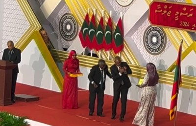 ގައުމީ ނިޝާން ވެއްޓުނަ ނުދެއްވައި ރައީސް ދެއްކެވީ "ހުޝިޔާރުކަން"