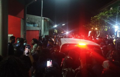 ފުލުހަކު ކުއްޖަކު ރޭޕްކުރި ކަމަށް ބުނެ އައްޑޫގައި މުޒާހަރާކުރަނީ