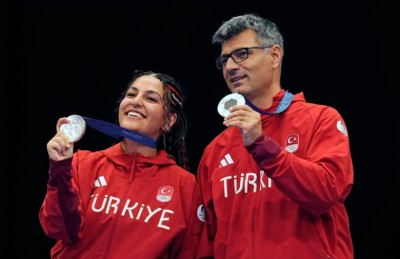 ތުރުކީގެ ޝޫޓަރު މާ "ކޫލް"؛ ޖީބަށް އަތް ޖަހާލައިގެން ހުރެ އެ ހޯދީ އޮލިމްޕިކްސްގެ ރިހި މެޑަލް