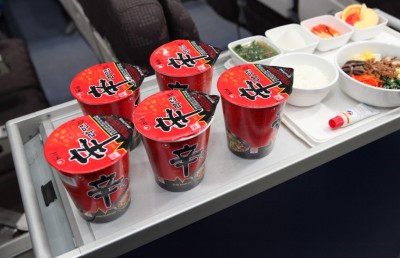 ޓާބިއުލަންސްގެ ސަބަބުން ކޮރިއަން އެއާގައި ކަޕް ނޫޑްލްސް ދިނުން ހުއްޓާލަނީ