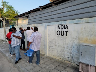 ޔާމީން އެންގެވިގޮތަށް ފާރުތަކުގައި "އިންޑިއާ އައުޓް" ލިޔަން ފަށައިފި