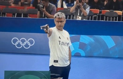 ތުރުކީގެ ޝޫޓަރު މާ "ކޫލް"؛ ޖީބަށް އަތް ޖަހާލައިގެން ހުރެ އެ ހޯދީ އޮލިމްޕިކްސްގެ ރިހި މެޑަލް