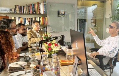 ޓޫރިޒަމް މިނިސްޓަރު ފައިސަލް ބޮލީވުޑްގެ ކުޅަދާނަ ޑައިރެކްޓަރު ވިނޯދް ޗޯޕްރާއާ ބައްދަލުކުރައްވައިފި