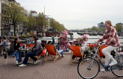 ދިގު މީހުންގެ އާބާދީ ބޮޑު ނެދަލެންޑްސްގައި މީހުން ކުރުވަނީ