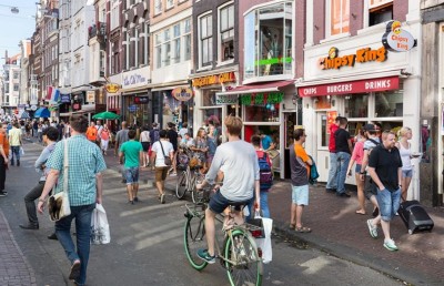 ދިގު މީހުންގެ އާބާދީ ބޮޑު ނެދަލެންޑްސްގައި މީހުން ކުރުވަނީ