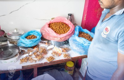 މުޑުދާރުކޮށް ހުރި ގެއެއްގެ ތެރޭގައި ކާބޯތަކެތި ތައްޔާރުކުރާ ބިދޭސީންތަކެއް އަތުލައިގެންފި