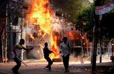 ބޮޑުވަޒީރު ހަސީނާ އިސްތިއުފާ ދެއްވައި ފިއްލަވައިފި، ރައްޔިތުން ރިޔާސީ ގަނޑުވަރަށް ވަދެގެންފި