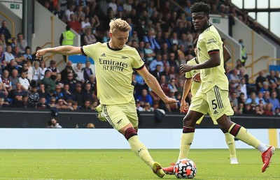 މާނޭ އަށް 100؛ އާސެނަލް ފޯމަކަށް އެޅެނީ