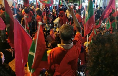 އިދިކޮޅުގެ މުޒާހަރާ ރޫޅާލުމުގެ ތެރޭގައި އާންމުންނާއި ނޫސްވެރިންނަށް ވެސް އަނިޔާ!