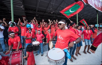 ތަށި ދިފާއު ކުރަން ޗެމްޕިއަނުން އަމިއްލަ ފަސްގަނޑުގައި