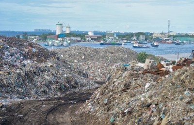 އަލިފާން ފަރުބަދައިގެ މެދުގައި