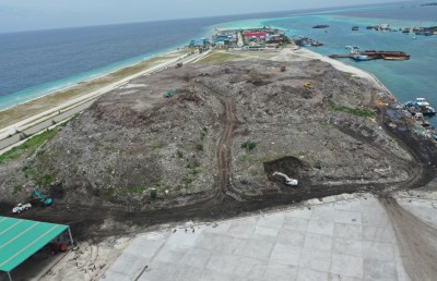 އަލިފާން ފަރުބަދައިގެ މެދުގައި